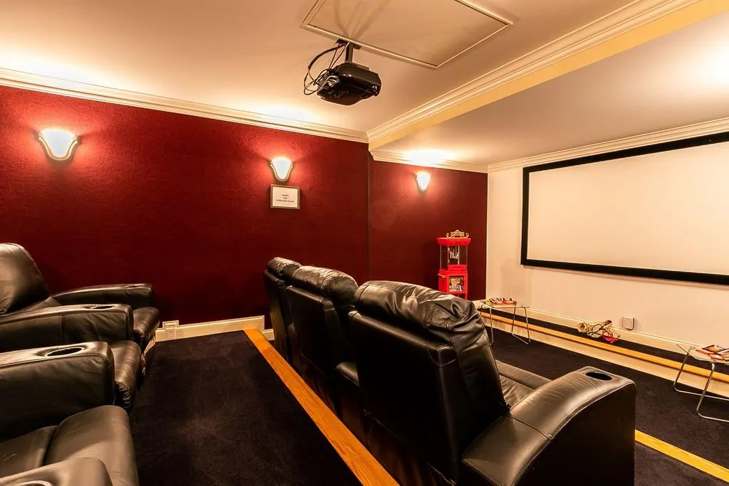 250 Wembley Circle, Sandy Springs, Georgia 30328, 5 Bedrooms Bedrooms, ,4 BathroomsBathrooms,Residential,Sold,250 Wembley Circle,6753986