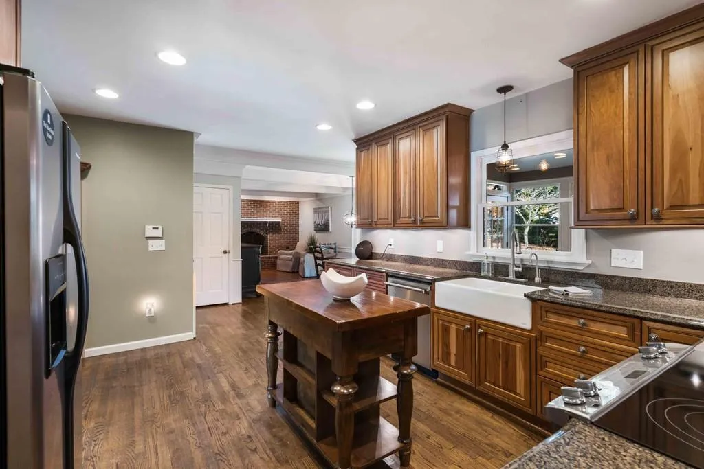 7765 Dunvegan Close, Sandy Springs, Georgia 30350, 4 Bedrooms Bedrooms, ,3 BathroomsBathrooms,Residential,Sold,7765 Dunvegan Close,6813828