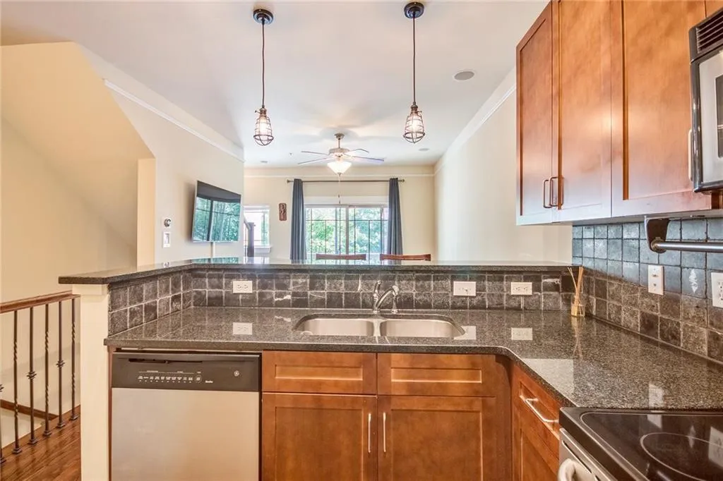 221 Semel Circle Nw Unit 245, Atlanta, Georgia 30309, 2 Bedrooms Bedrooms, ,2 BathroomsBathrooms,Residential,Sold,221 Semel Circle Nw Unit 245,5871877