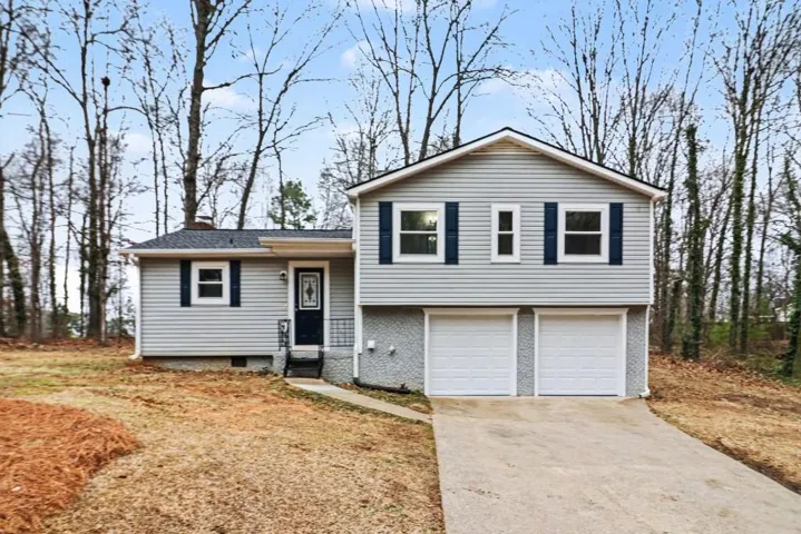 GREAT STARTER HOME! VINYL SIDING AND WINDOWS REPLACED IN 2020!!