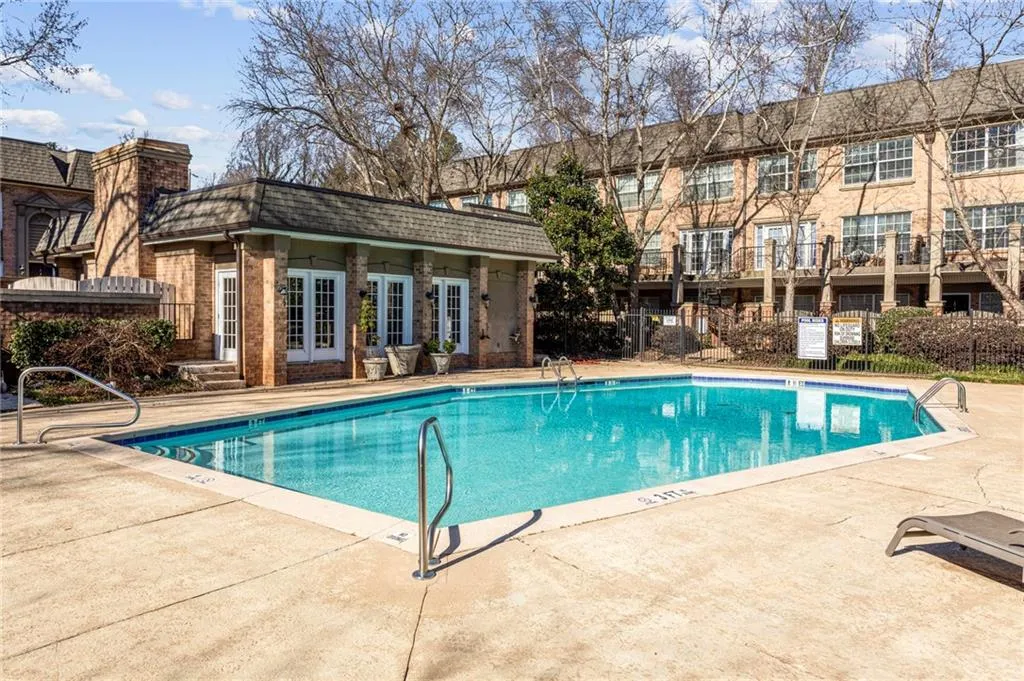 6980 Roswell Road Unit C3, Sandy Springs, Georgia 30328, 2 Bedrooms Bedrooms, ,2 BathroomsBathrooms,Residential,Sold,6980 Roswell Road Unit C3,6980268
