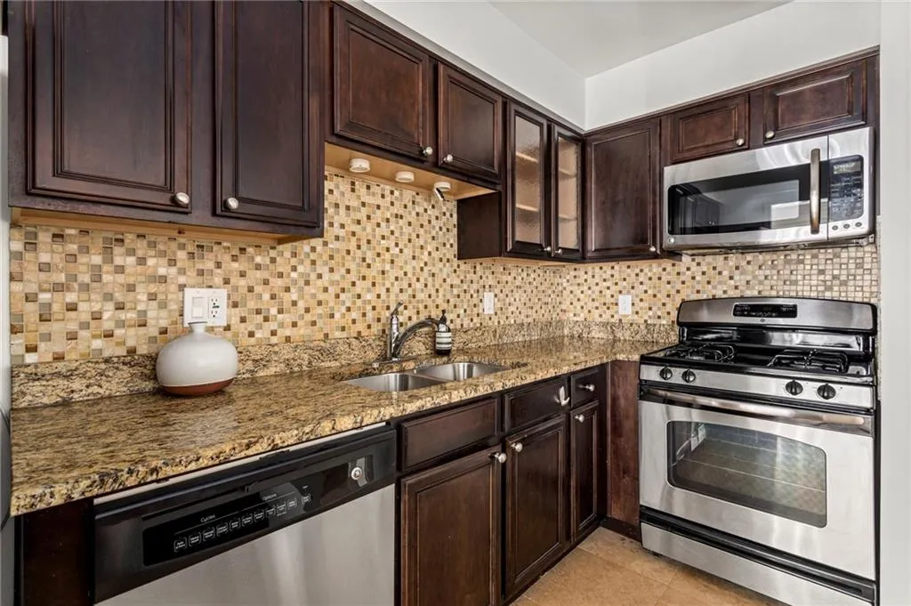6980 Roswell Road Unit C3, Sandy Springs, Georgia 30328, 2 Bedrooms Bedrooms, ,2 BathroomsBathrooms,Residential,Sold,6980 Roswell Road Unit C3,6980268