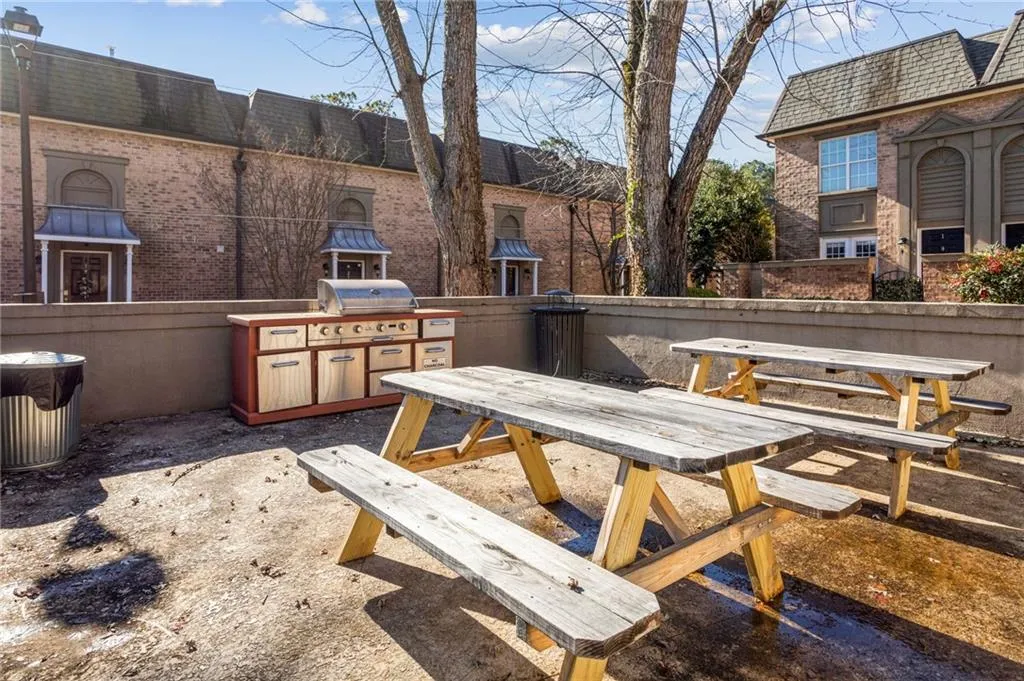 6980 Roswell Road Unit C3, Sandy Springs, Georgia 30328, 2 Bedrooms Bedrooms, ,2 BathroomsBathrooms,Residential,Sold,6980 Roswell Road Unit C3,6980268