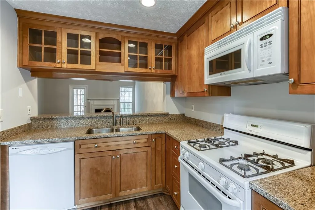 206 Wedgewood Way, Sandy Springs, Georgia 30350, 2 Bedrooms Bedrooms, ,2 BathroomsBathrooms,Residential,Sold,206 Wedgewood Way,6946621