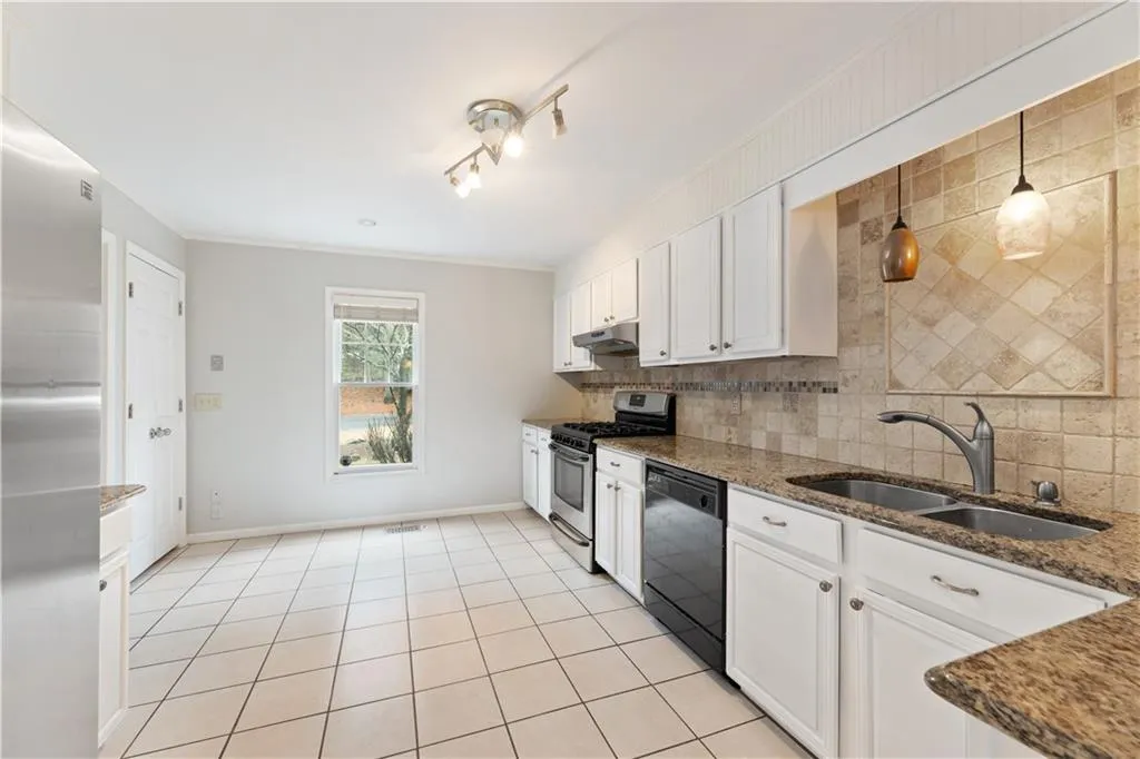 34 Huntington Place Drive, Sandy Springs, Georgia 30350, 3 Bedrooms Bedrooms, ,2 BathroomsBathrooms,Residential,Sold,34 Huntington Place Drive,7170617