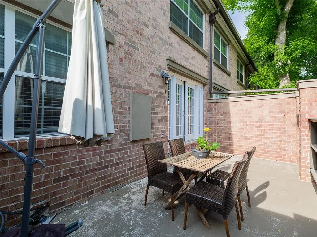 6980 Roswell Road Unit H4, Atlanta, Georgia 30328, 3 Bedrooms Bedrooms, ,2 BathroomsBathrooms,Residential,Sold,6980 Roswell Road Unit H4,6876706