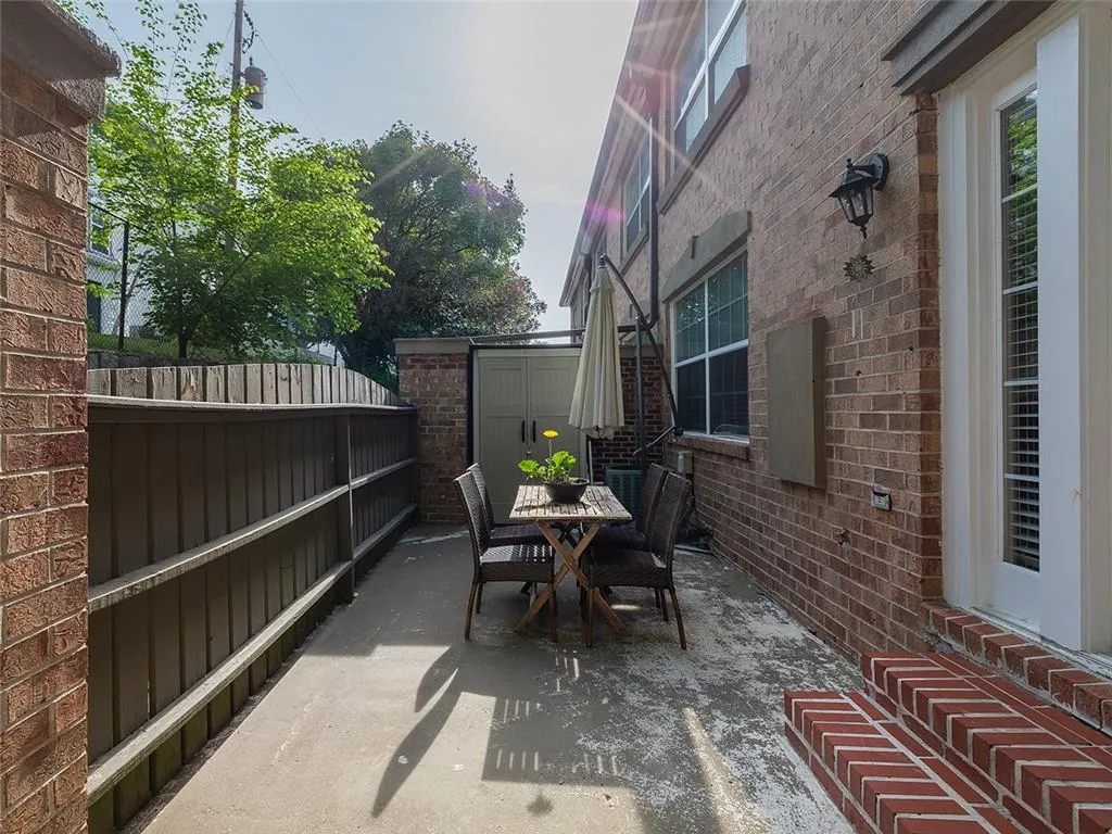 6980 Roswell Road Unit H4, Atlanta, Georgia 30328, 3 Bedrooms Bedrooms, ,2 BathroomsBathrooms,Residential,Sold,6980 Roswell Road Unit H4,6876706