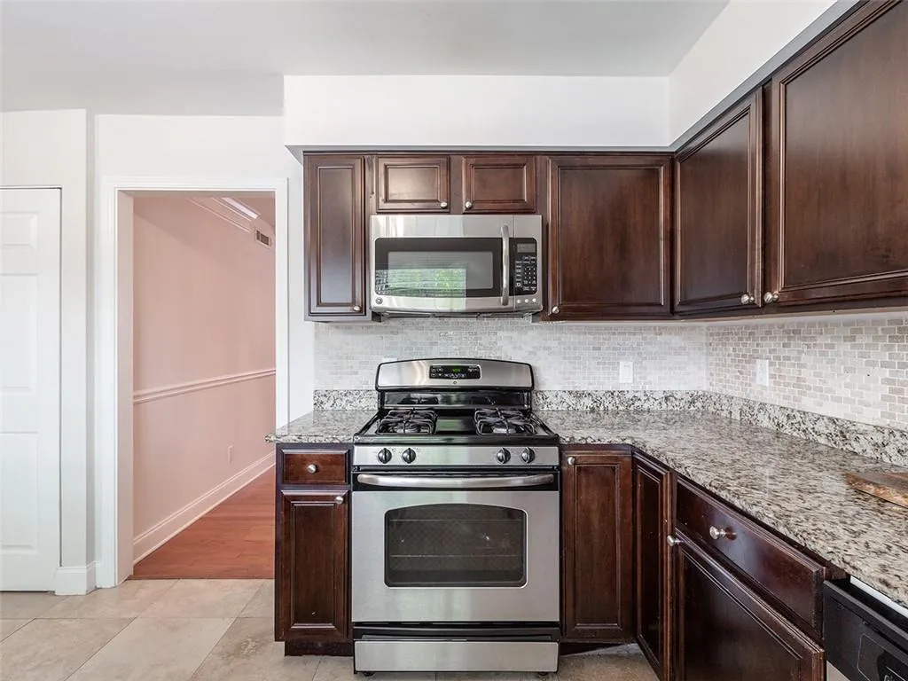 6980 Roswell Road Unit H4, Atlanta, Georgia 30328, 3 Bedrooms Bedrooms, ,2 BathroomsBathrooms,Residential,Sold,6980 Roswell Road Unit H4,6876706