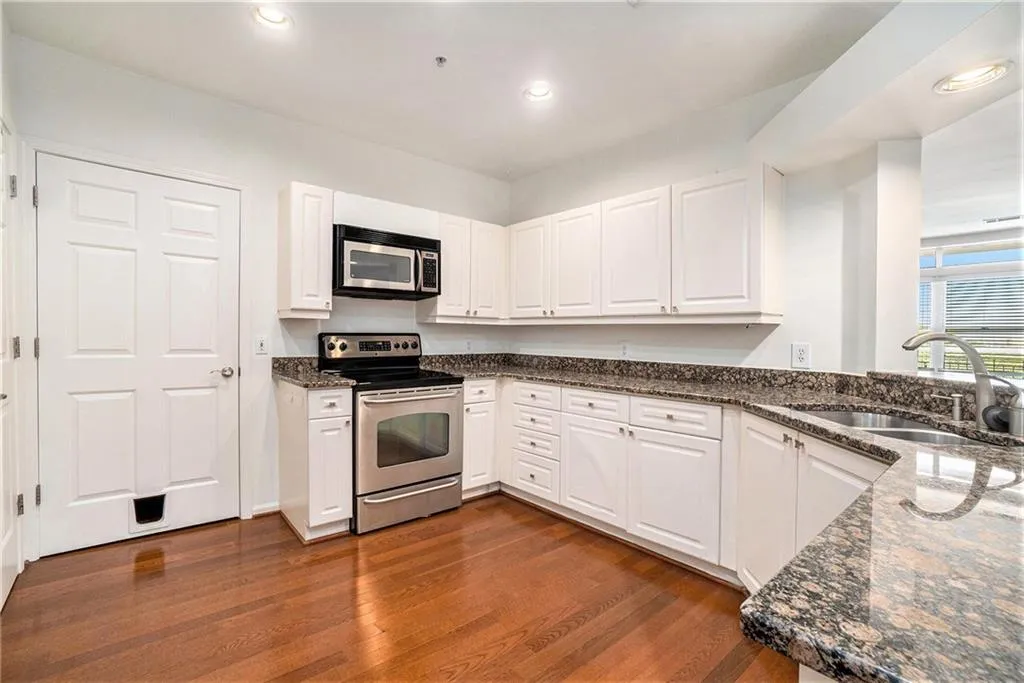 3334 Peachtree Road Ne Unit 908, Atlanta, Georgia 30326, 3 Bedrooms Bedrooms, ,2 BathroomsBathrooms,Residential,For Sale,3334 Peachtree Road Ne Unit 908,7629608