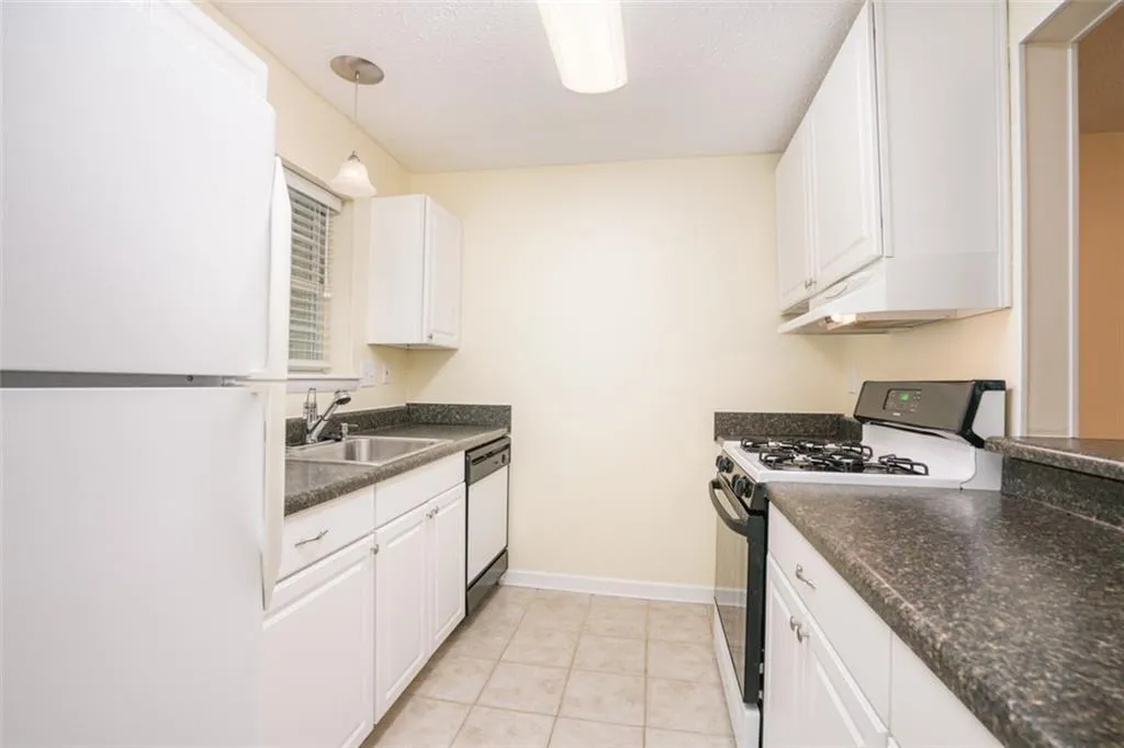6818 Glenridge Drive Unit D, Sandy Springs, Georgia 30328, 1 Bedroom Bedrooms, ,1 BathroomBathrooms,Residential,Sold,6818 Glenridge Drive Unit D,7071899