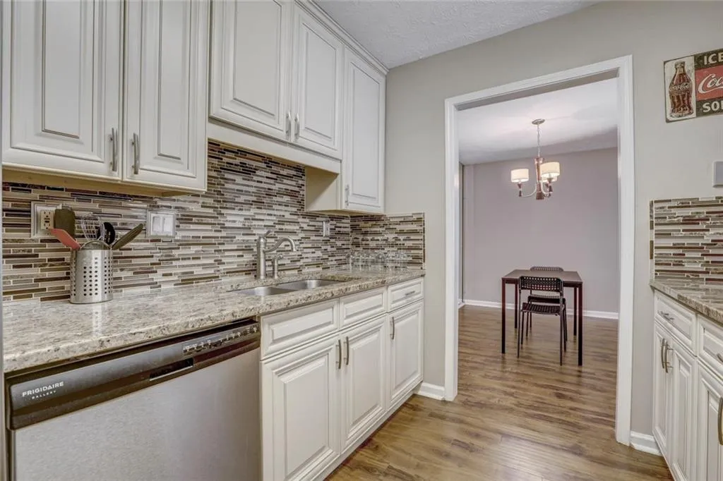 1001 Vicksburg Place, Sandy Springs, Georgia 30350, 2 Bedrooms Bedrooms, ,2 BathroomsBathrooms,Residential,Sold,1001 Vicksburg Place,5933192