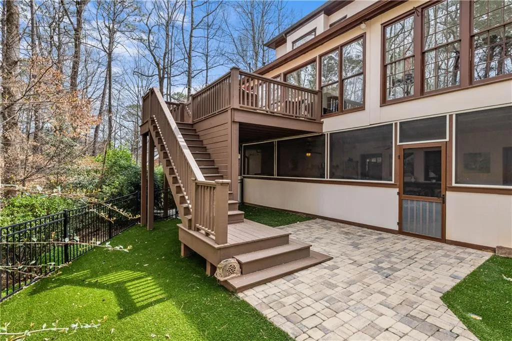 Fenced Astroturf with Plenty of Space to Play & Entertain