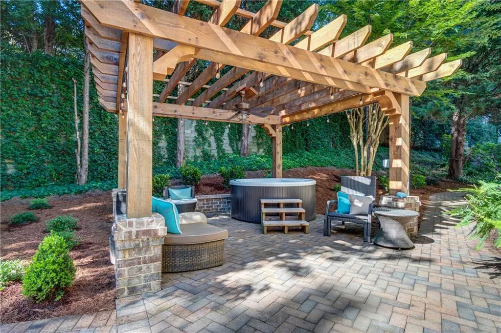 420 Glenridge Close Court, Atlanta, Georgia 30328, 4 Bedrooms Bedrooms, ,2 BathroomsBathrooms,Residential,Sold,420 Glenridge Close Court,5880359