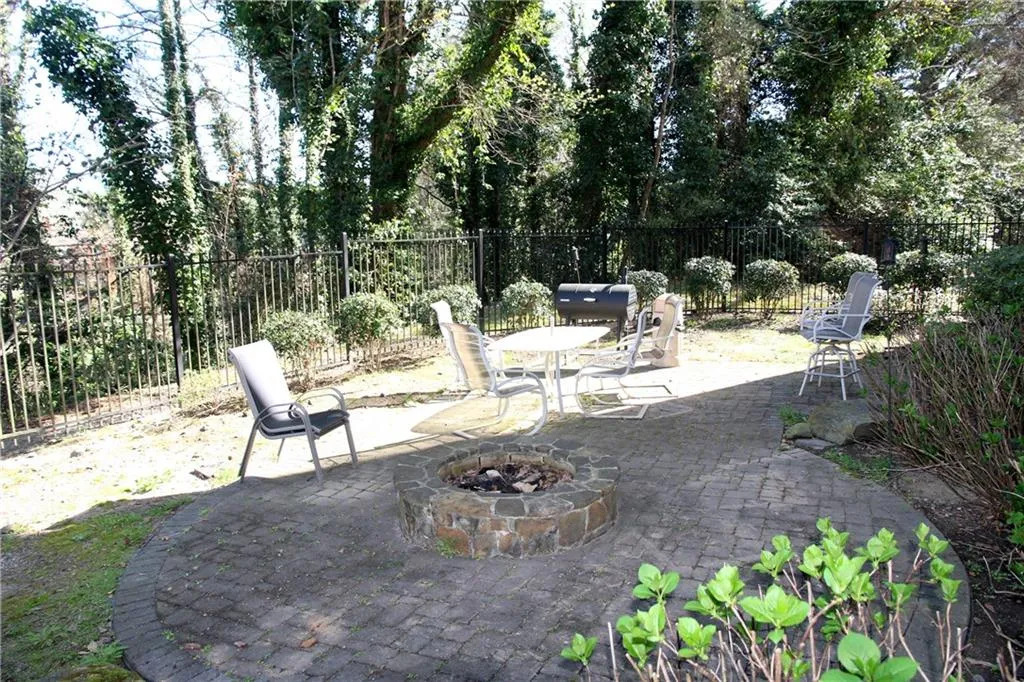 5641 Roswell Road Unit 303, Sandy Springs, Georgia 30342, 2 Bedrooms Bedrooms, ,2 BathroomsBathrooms,Residential,Sold,5641 Roswell Road Unit 303,5661632