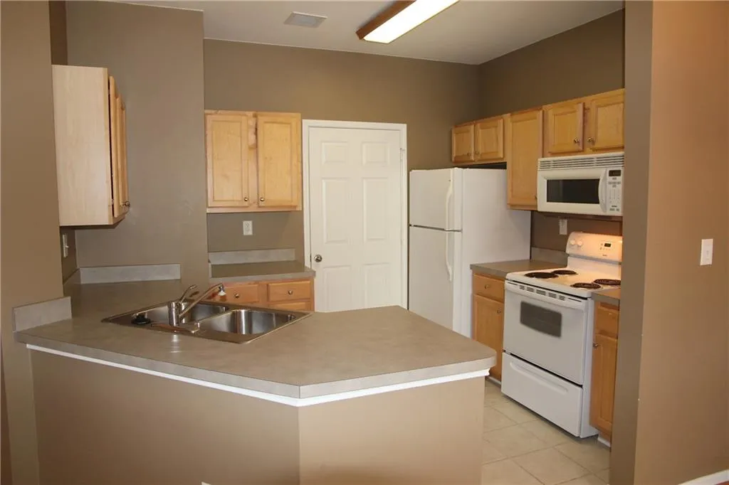 5641 Roswell Road Unit 303, Sandy Springs, Georgia 30342, 2 Bedrooms Bedrooms, ,2 BathroomsBathrooms,Residential,Sold,5641 Roswell Road Unit 303,5661632