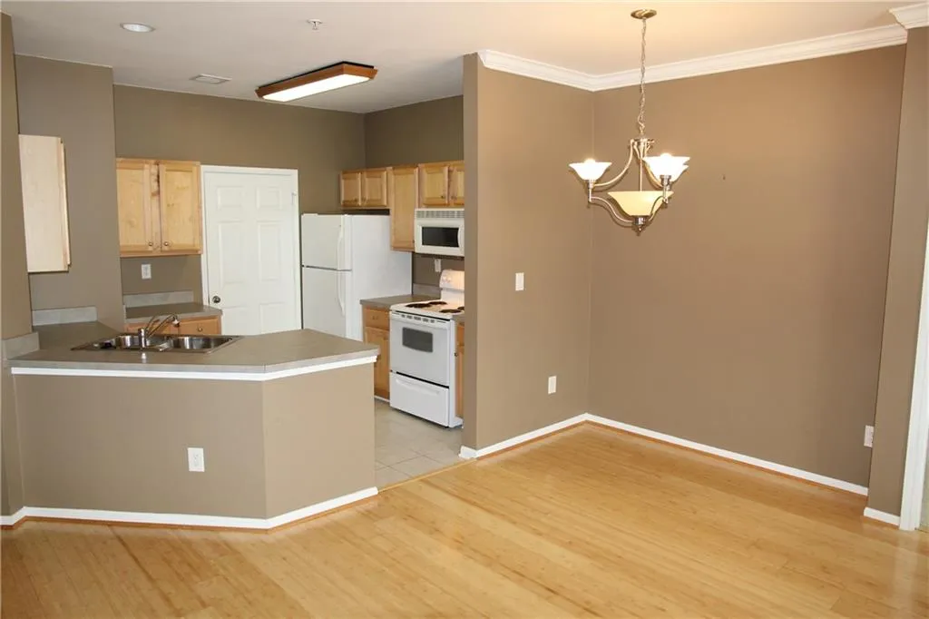 5641 Roswell Road Unit 303, Sandy Springs, Georgia 30342, 2 Bedrooms Bedrooms, ,2 BathroomsBathrooms,Residential,Sold,5641 Roswell Road Unit 303,5661632