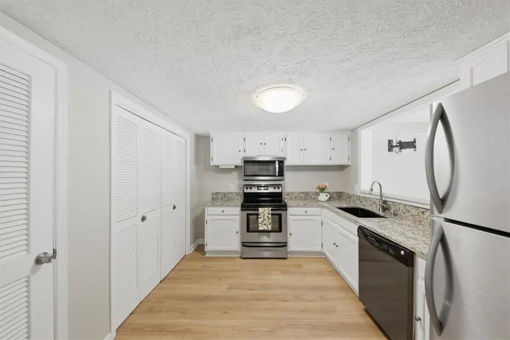7750 Roswell Road Unit 9f, Sandy Springs, Georgia 30350, 3 Bedrooms Bedrooms, ,2 BathroomsBathrooms,Residential,For Sale,7750 Roswell Road Unit 9f,7764549