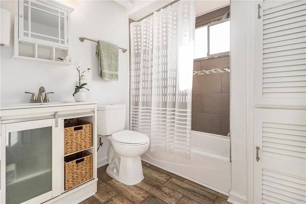 Full Bathroom with shower/tub combo