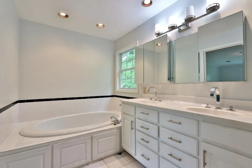 935 Lost Forest Drive, Sandy Springs, Georgia 30328, 4 Bedrooms Bedrooms, ,3 BathroomsBathrooms,Residential,Sold,935 Lost Forest Drive,6540229