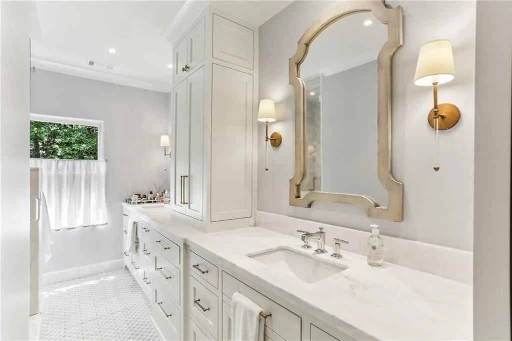 Complete renovation of the bathroom and closet