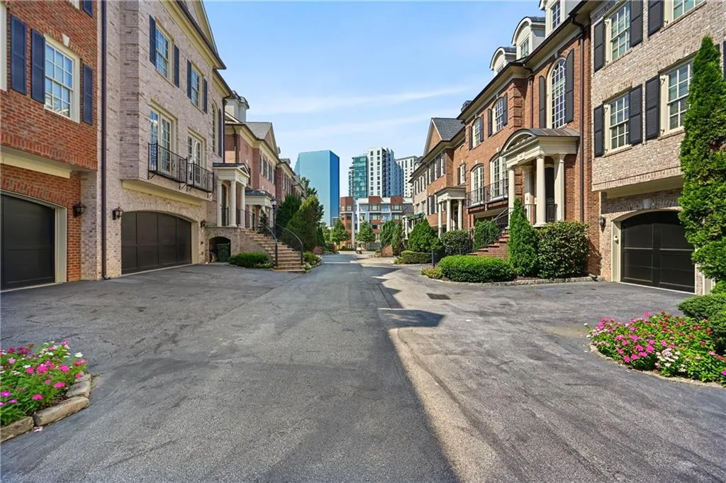 3475 Roxboro Road Ne Unit 10, Atlanta, Georgia 30326, 4 Bedrooms Bedrooms, 0 ,4 BathroomsBathrooms,Residential,For Sale,3475 Roxboro Road Ne Unit 10,7814529