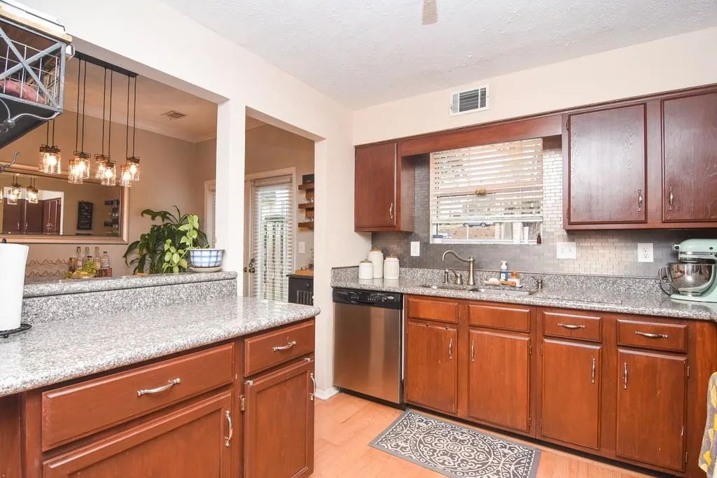 1001 Wedgewood Way, Sandy Springs, Georgia 30350, 2 Bedrooms Bedrooms, ,2 BathroomsBathrooms,Residential,Sold,1001 Wedgewood Way,6524896