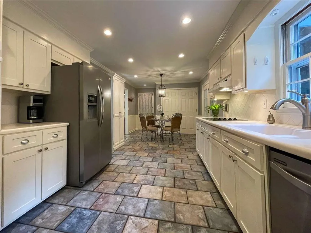 355 Castleridge, Atlanta, Georgia 30342, 4 Bedrooms Bedrooms, ,2 BathroomsBathrooms,Residential,Sold,355 Castleridge,7122994