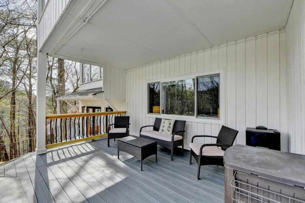 3050 River North Parkway, Sandy Springs, Georgia 30328, 5 Bedrooms Bedrooms, ,3 BathroomsBathrooms,Residential,Sold,3050 River North Parkway,7192347