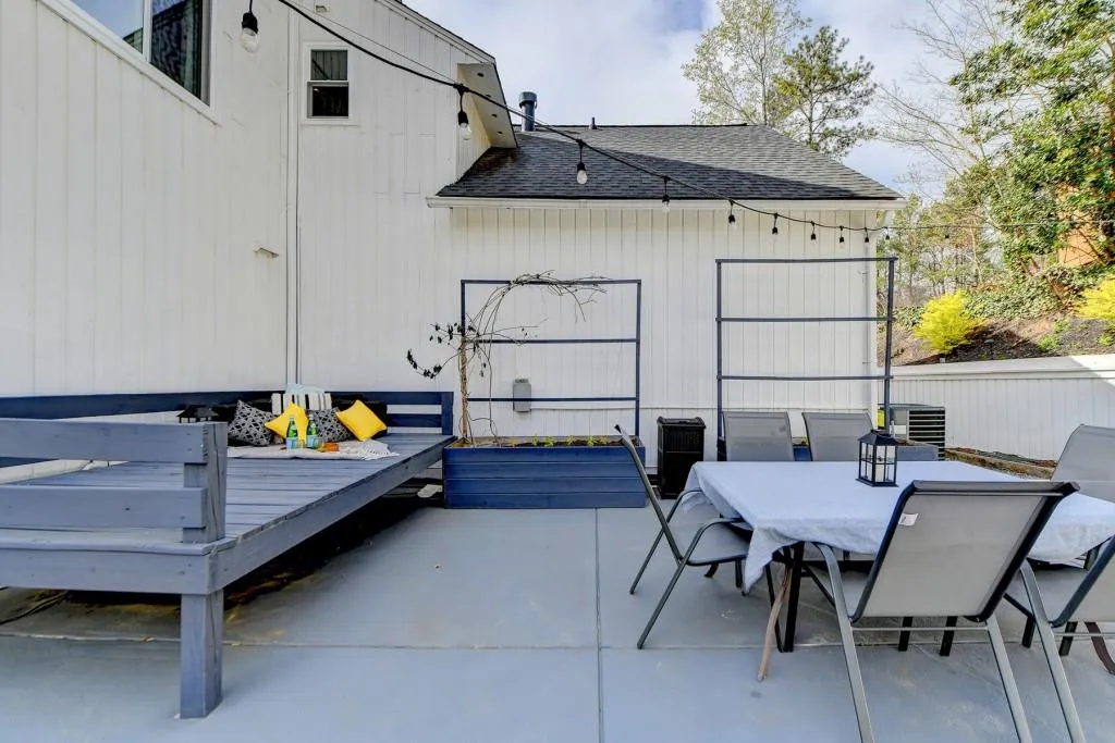 3050 River North Parkway, Sandy Springs, Georgia 30328, 5 Bedrooms Bedrooms, ,3 BathroomsBathrooms,Residential,Sold,3050 River North Parkway,7192347