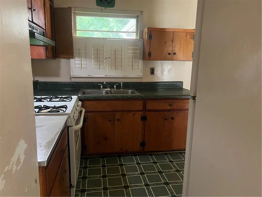 2593 Santa Barbara Drive Nw, Atlanta, Georgia 30318, 3 Bedrooms Bedrooms, ,1 BathroomBathrooms,Residential,For Sale,2593 Santa Barbara Drive Nw,7629625