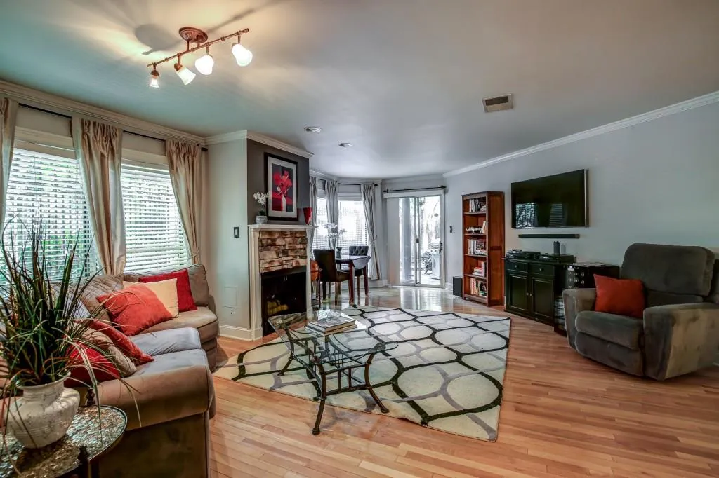 209 14th Street Ne Unit 105, Atlanta, Georgia 30309, 2 Bedrooms Bedrooms, ,2 BathroomsBathrooms,Residential,Sold,209 14th Street Ne Unit 105,5874432