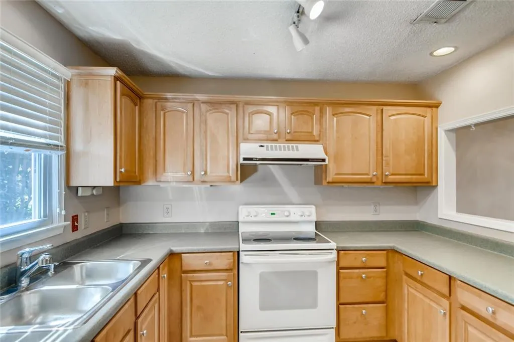 606 Bainbridge Drive, Sandy Springs, Georgia 30327, 2 Bedrooms Bedrooms, ,2 BathroomsBathrooms,Residential,Sold,606 Bainbridge Drive,6764278