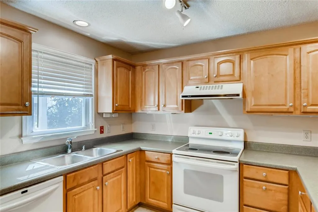606 Bainbridge Drive, Sandy Springs, Georgia 30327, 2 Bedrooms Bedrooms, ,2 BathroomsBathrooms,Residential,Sold,606 Bainbridge Drive,6764278