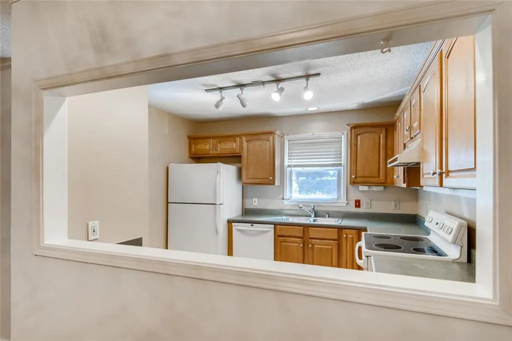 606 Bainbridge Drive, Sandy Springs, Georgia 30327, 2 Bedrooms Bedrooms, ,2 BathroomsBathrooms,Residential,Sold,606 Bainbridge Drive,6764278