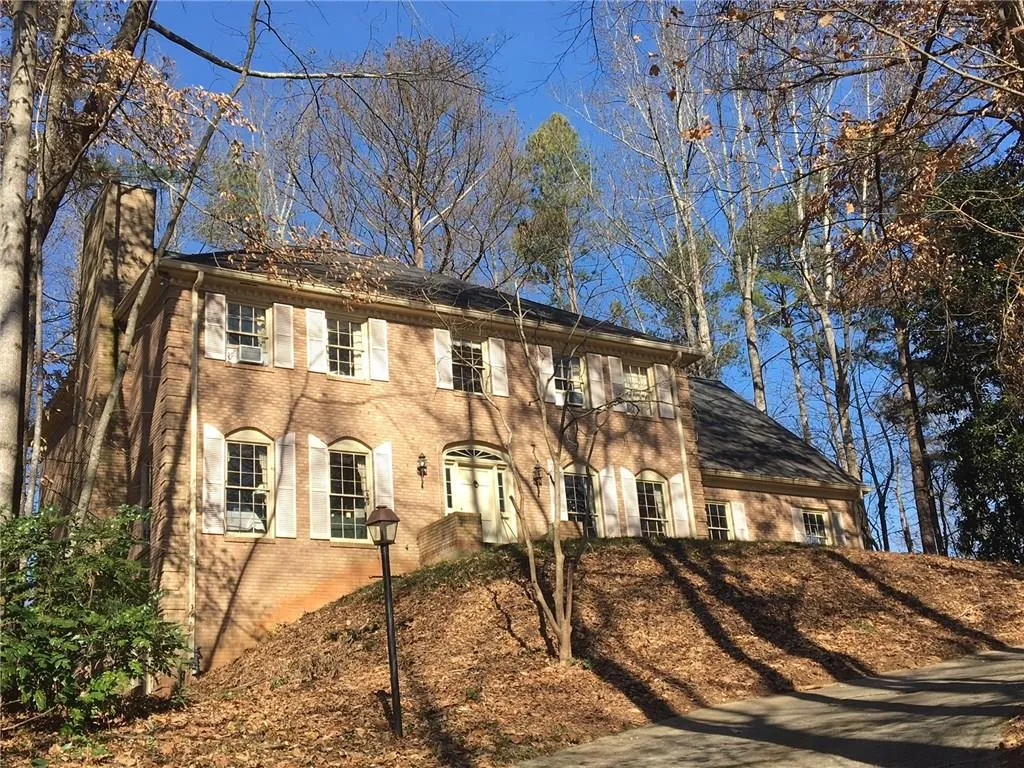 9810 Huntcliff Trace, Sandy Springs, Georgia 30350, 5 Bedrooms Bedrooms, ,3 BathroomsBathrooms,Residential,Sold,9810 Huntcliff Trace,6002018