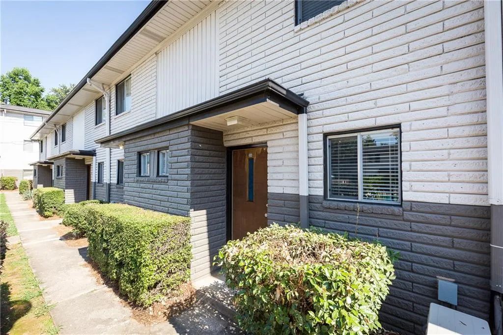 3501 Roswell Road Ne Unit 306, Atlanta, Georgia 30305, 2 Bedrooms Bedrooms, ,1 BathroomBathrooms,Residential,Sold,3501 Roswell Road Ne Unit 306,6028547