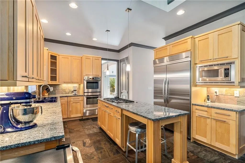 33 Cliftwood Drive, Atlanta, Georgia 30328, 6 Bedrooms Bedrooms, ,5 BathroomsBathrooms,Residential,For Sale,33 Cliftwood Drive,7720359