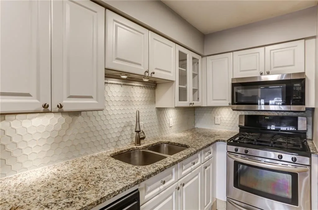 6980 Roswell Road Unit J7, Atlanta, Georgia 30328, 2 Bedrooms Bedrooms, ,1 BathroomBathrooms,Residential,Sold,6980 Roswell Road Unit J7,6839293