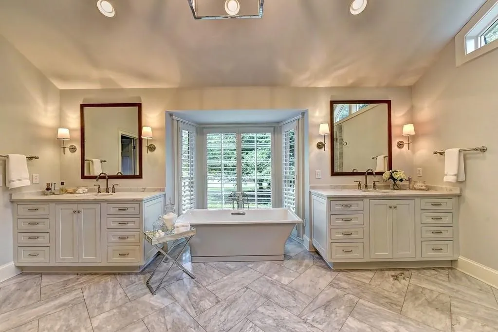 1000 The 16th Fairway, Sandy Springs, Georgia 30350, 6 Bedrooms Bedrooms, ,4 BathroomsBathrooms,Residential,Sold,1000 The 16th Fairway,6540310
