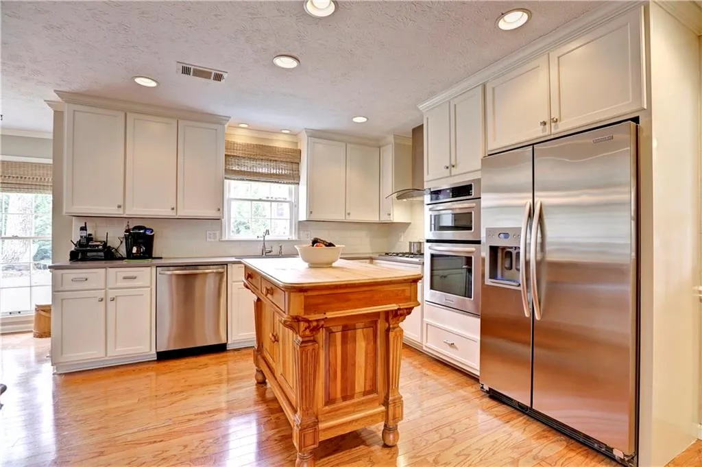 325 Amador Circle, Sandy Springs, Georgia 30350, 4 Bedrooms Bedrooms, ,2 BathroomsBathrooms,Residential,Sold,325 Amador Circle,5649024