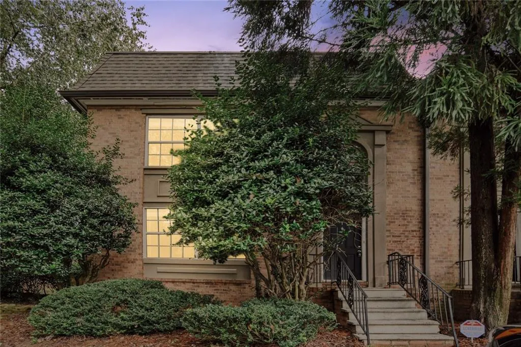 6980 Roswell Road Unit M1, Sandy Springs, Georgia 30328, 3 Bedrooms Bedrooms, ,2 BathroomsBathrooms,Residential,Sold,6980 Roswell Road Unit M1,6937137