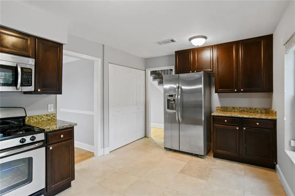 6980 Roswell Road Unit M1, Sandy Springs, Georgia 30328, 3 Bedrooms Bedrooms, ,2 BathroomsBathrooms,Residential,Sold,6980 Roswell Road Unit M1,6937137