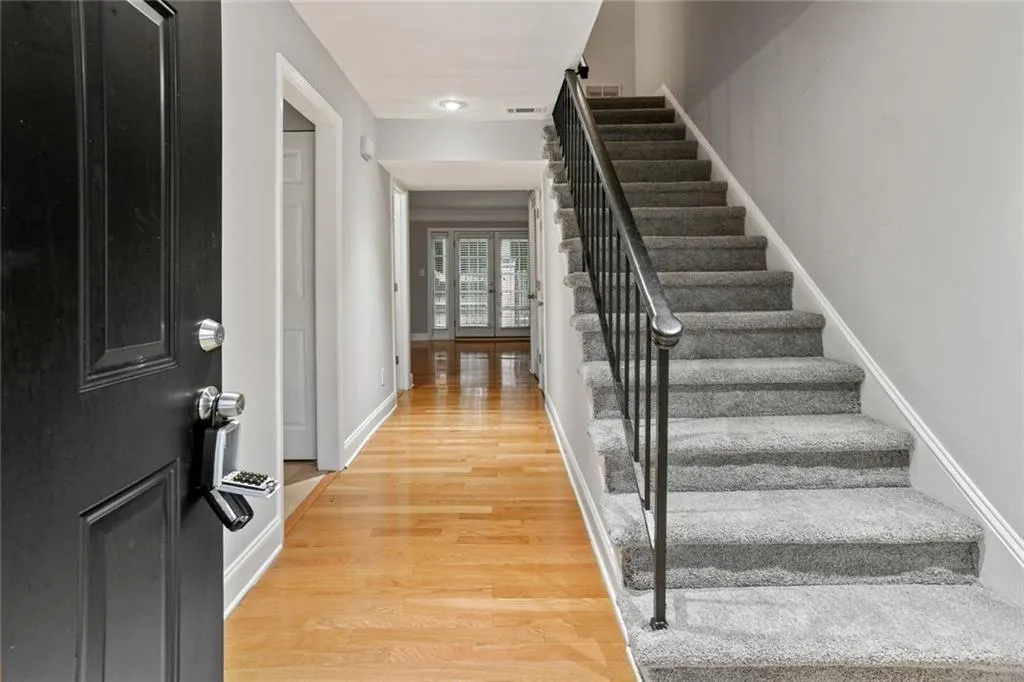 6980 Roswell Road Unit M1, Sandy Springs, Georgia 30328, 3 Bedrooms Bedrooms, ,2 BathroomsBathrooms,Residential,Sold,6980 Roswell Road Unit M1,6937137