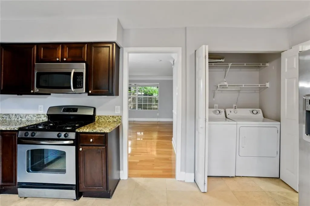 6980 Roswell Road Unit M1, Sandy Springs, Georgia 30328, 3 Bedrooms Bedrooms, ,2 BathroomsBathrooms,Residential,Sold,6980 Roswell Road Unit M1,6937137