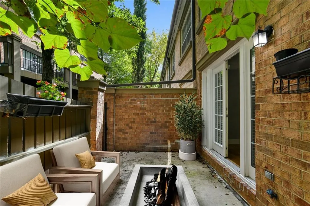 6980 Roswell Road Unit M1, Sandy Springs, Georgia 30328, 3 Bedrooms Bedrooms, ,2 BathroomsBathrooms,Residential,Sold,6980 Roswell Road Unit M1,6937137