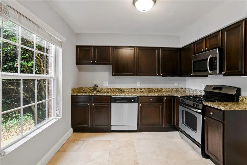 6980 Roswell Road Unit M1, Sandy Springs, Georgia 30328, 3 Bedrooms Bedrooms, ,2 BathroomsBathrooms,Residential,Sold,6980 Roswell Road Unit M1,6937137