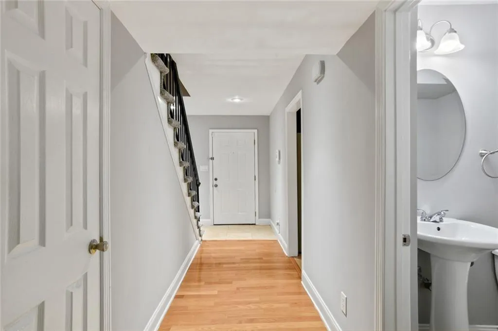 6980 Roswell Road Unit M1, Sandy Springs, Georgia 30328, 3 Bedrooms Bedrooms, ,2 BathroomsBathrooms,Residential,Sold,6980 Roswell Road Unit M1,6937137
