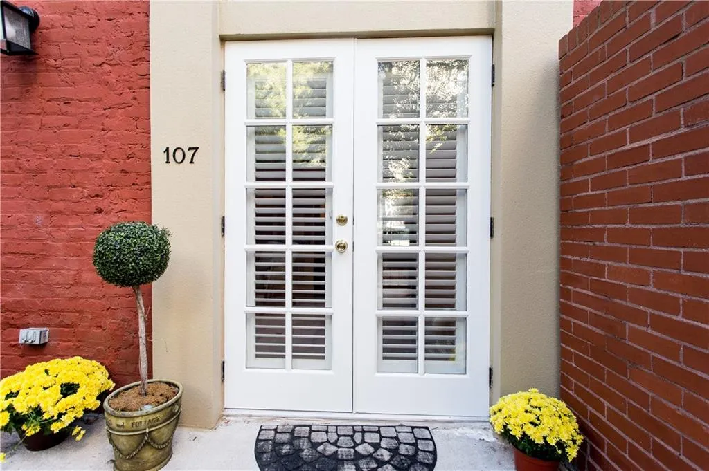 2840 Peachtree Road Nw Unit 107, Atlanta, Georgia 30305, 2 Bedrooms Bedrooms, ,1 BathroomBathrooms,Residential,Sold,2840 Peachtree Road Nw Unit 107,5769914