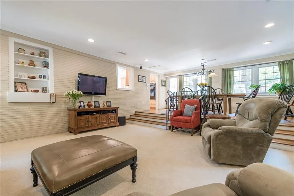 84 Mount Paran Road Nw, Sandy Springs, Georgia 30327, 3 Bedrooms Bedrooms, ,3 BathroomsBathrooms,Residential,Sold,84 Mount Paran Road Nw,6626940