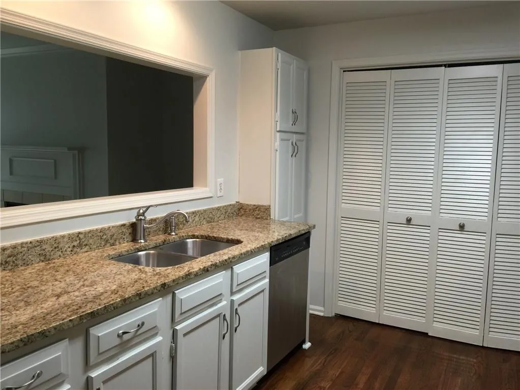 800 Camden Court, Atlanta, Georgia 30327, 2 Bedrooms Bedrooms, ,2 BathroomsBathrooms,Residential,Sold,800 Camden Court,5635297